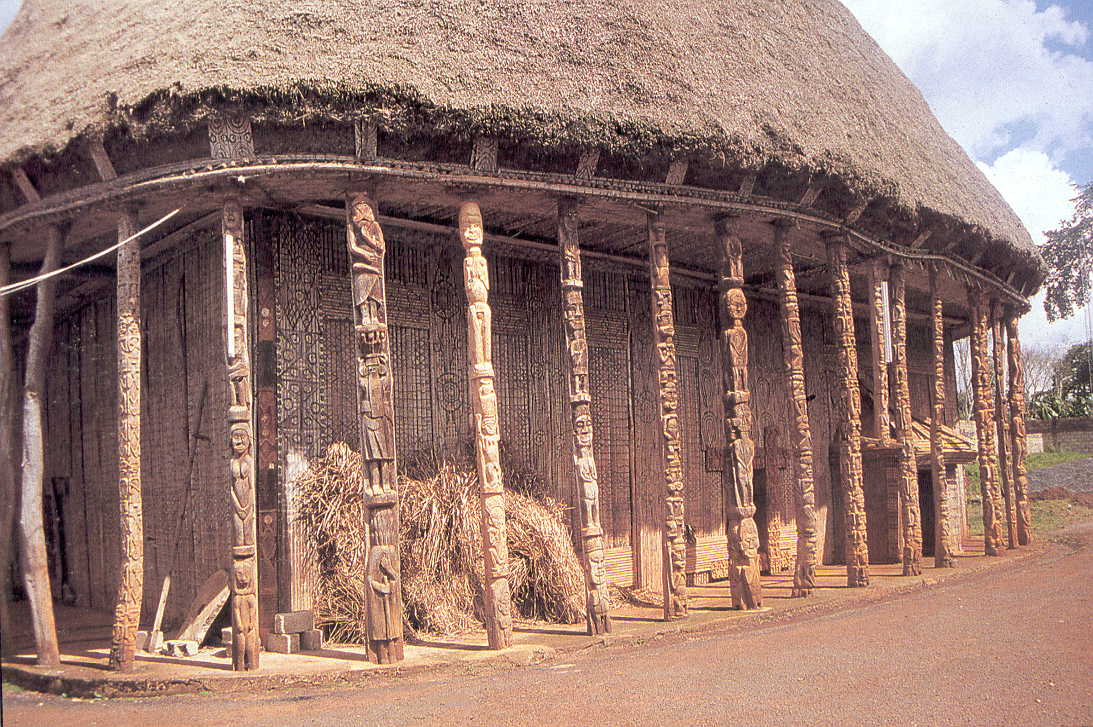 Case royale aux poteaux sculptés anthropomorphes