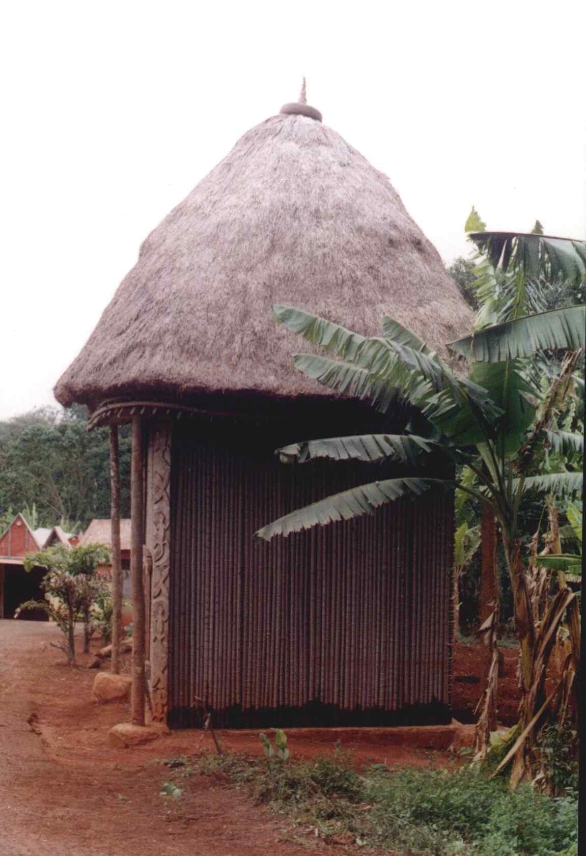 Case sacrée à parois de bambou et toit en flèche