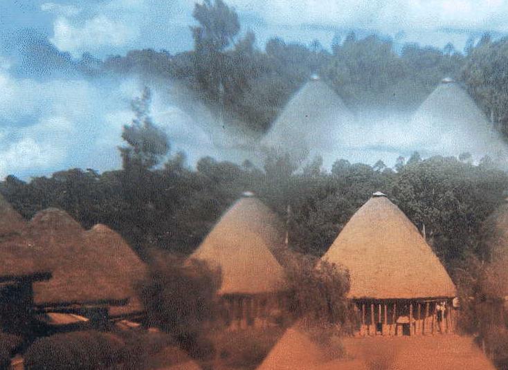 Cases coniques traditionnelles dans la brume des Grassfields