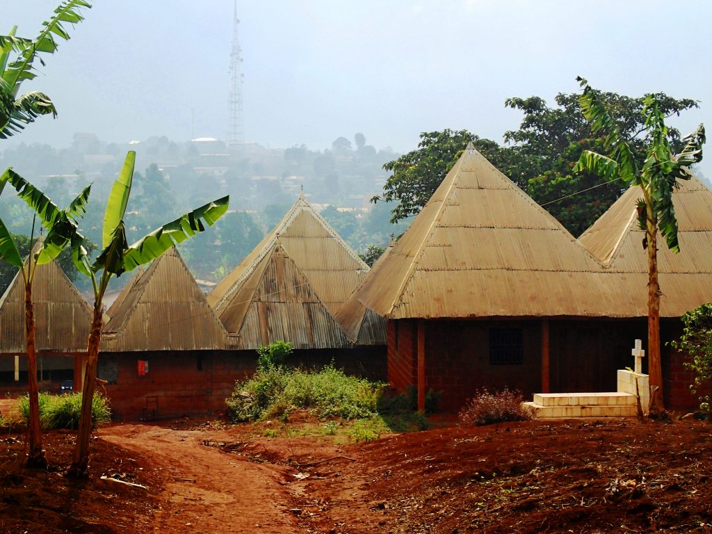 Cases coniques de la chefferie de Bandjoun