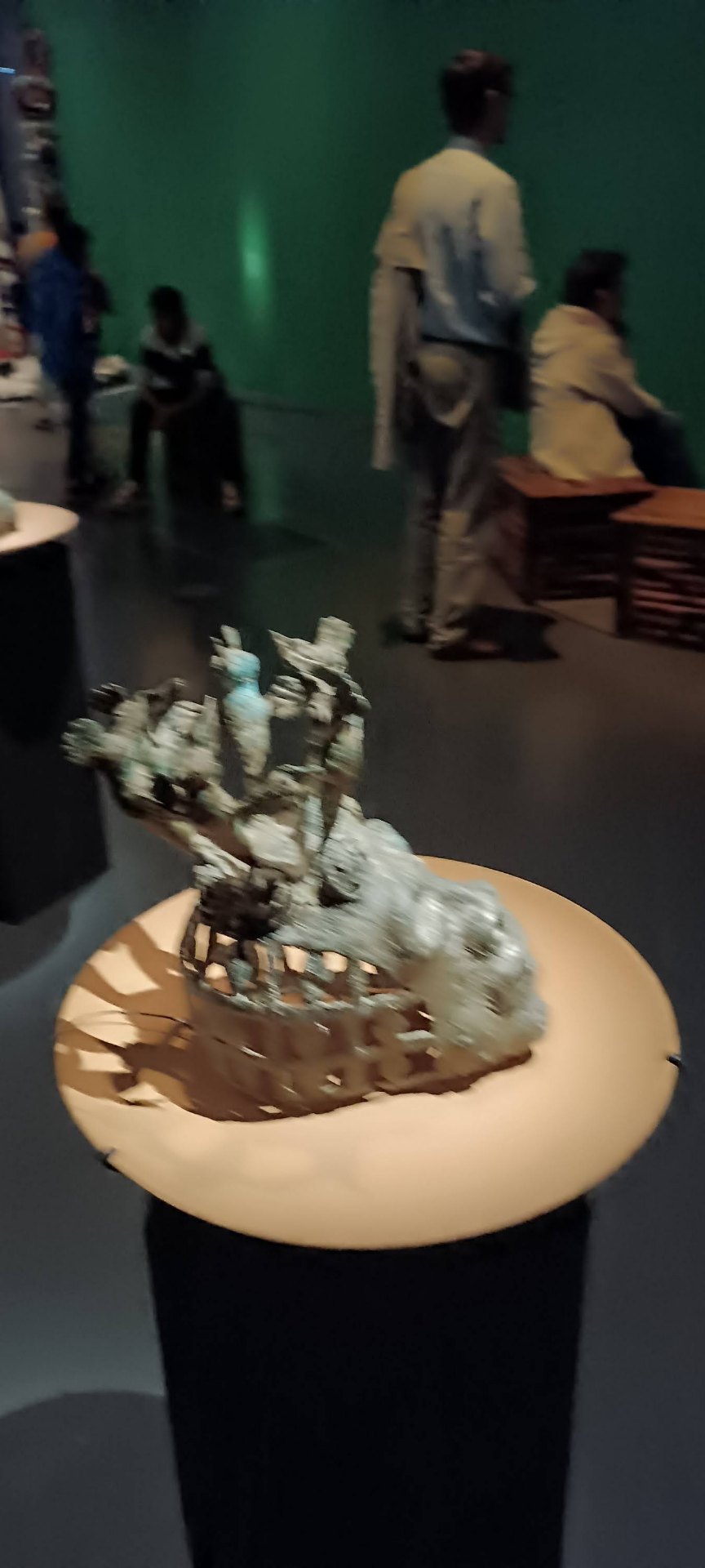 Coiffe royale en perles et cauris exposée au musée