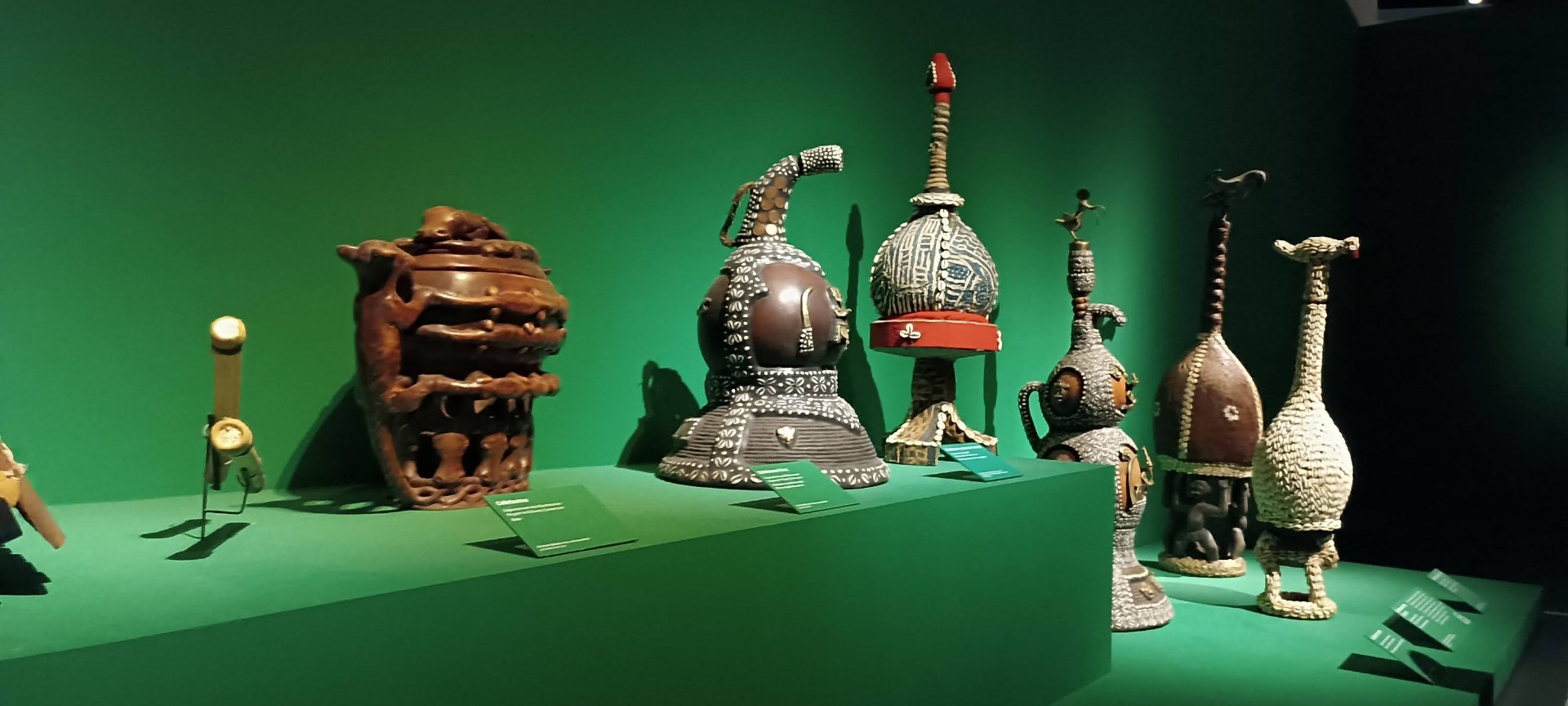 Coiffes royales sculptées et perlées des chefferies