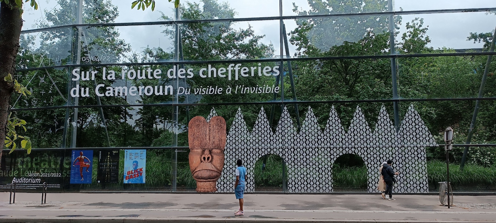 Façade de l'exposition « Sur la route des chefferies du Cameroun » au musée du quai Branly
