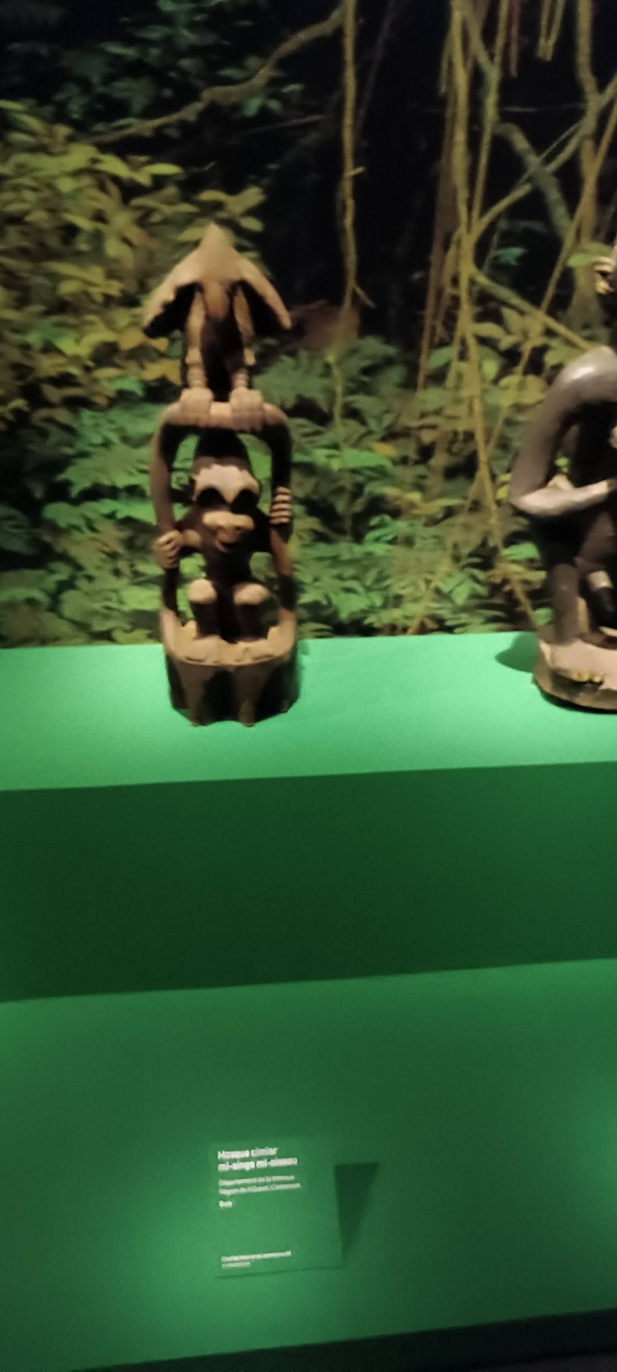 Masque cimier mi-singe mi-oiseau du pays Bamiléké