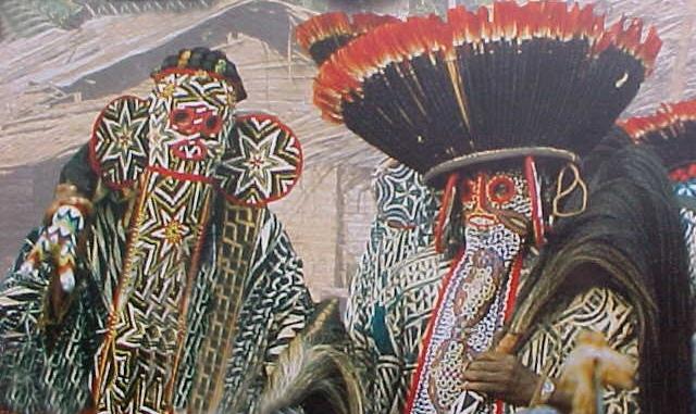 Notables Bamiléké en tenue cérémonielle perlée