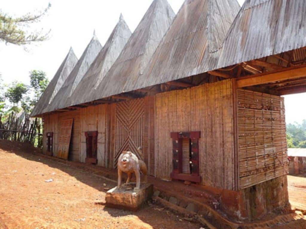 Case longue de Bangou et son lion gardien