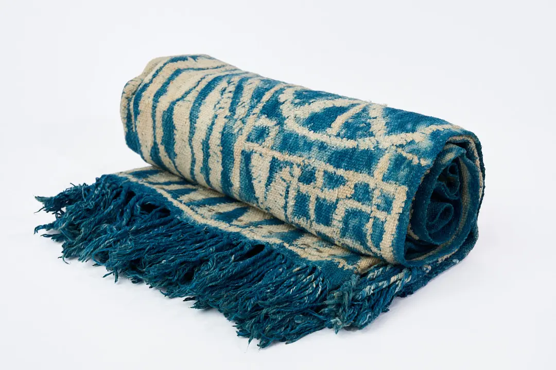 Détail macro de tissu Ndop indigo aux motifs géométriques traditionnels